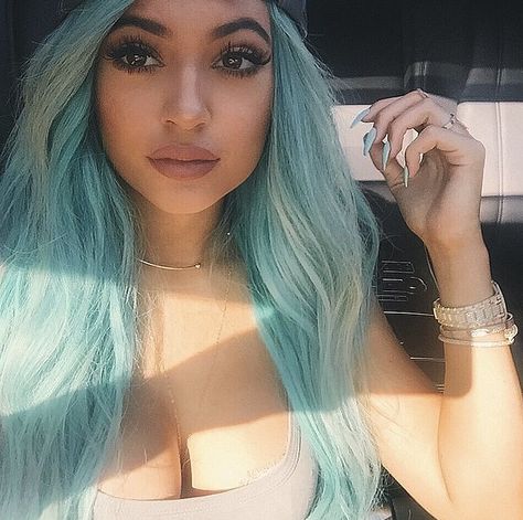 See all of Kylie Jenner's rainbow hair color choices Kylie Jenner Challenge, Kendall Ve Kylie, Baby Pink Hair, Stile Kylie Jenner, Kylie Hair, Kylie Jenner Hair, Looks Kylie Jenner, Hair Colorful, Kylie Jenner Lips