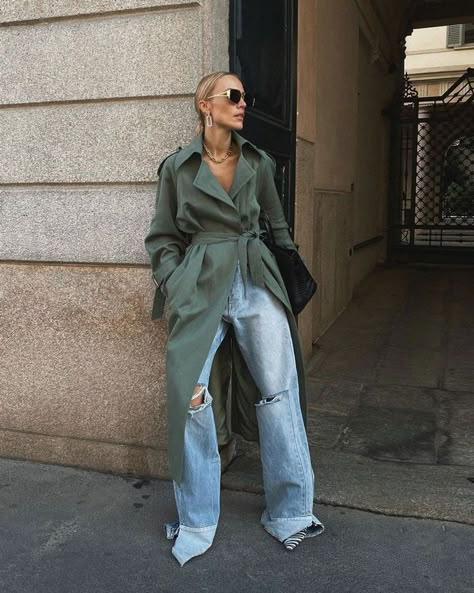 Top 40 Instagram influencer outfits of the week Denim Photoshoot Ideas, Denim Photoshoot, Outfits Of The Week, Autumn Street, Streetwear Outfit Ideas, Jeans Street Style, 40 Fashion, Fashion Influencer, Looks Black