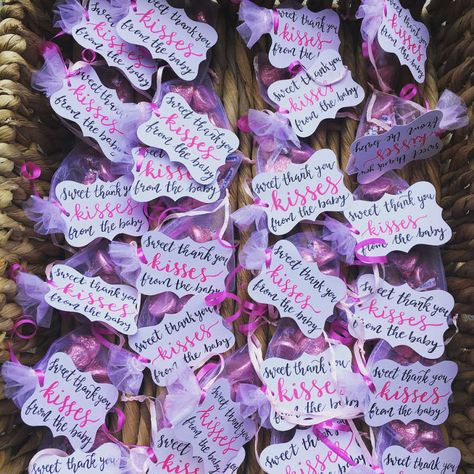 Baby Girl Shower Favors, Diy Baby Shower Favors, Hersheys Kisses, Baby Shower Favors Diy, Baby Boy Shower Favors, Baby Shower Favors Girl, Trendy Baby Shower Ideas, Baby Shower Woodland Theme, Kisses Chocolate