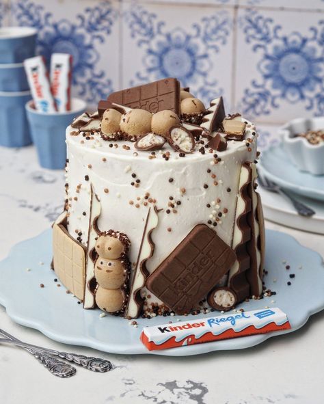 Schokoladenbiskuit mit einer Milchcreme und Kinderschokolade Birthday Baking, Birthday Cakes For Women, Party Food Platters, Birthday Cakes For Men, Birthday Cake Chocolate, Sweet Bakery, Cakes For Women, Party Finger Foods, Just Bake