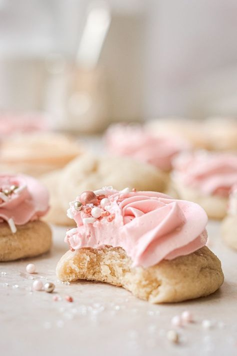 These sugar cookies are thick, soft and fluffy, like a homemade lofthouse cookie! Top them with buttercream frosting and sprinkles for a sweet and pretty treat that everyone loves. Fluffy Sugar Cookies, Soft Frosted Sugar Cookies, Lofthouse Cookies, Spice Sugar Cookies, High Altitude Baking, Chocolate Sugar Cookies, Vanilla Sugar Cookie, Soft Sugar, Sugar Cookie Frosting