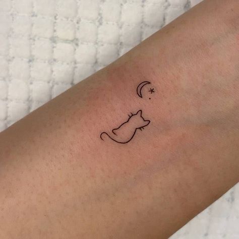 Ankle Cat Tattoo, Minimalistic Wrist Tattoo, Side Thigh Tattoos Women Simple, Cat And Moon Tattoo, Marble Tattoo, Grinch Tattoo, Tiny Cat Tattoo, Simbols Tattoo, Minimalist Cat Tattoo