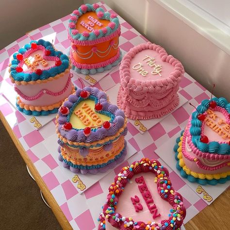 Shaped Cakes, Vintage Birthday Cakes, Pastel Cupcakes, Mini Cakes Birthday, Heart Shaped Cakes, Birthday Inspo, Creative Birthday Cakes, Fake Cake, Pretty Birthday Cakes