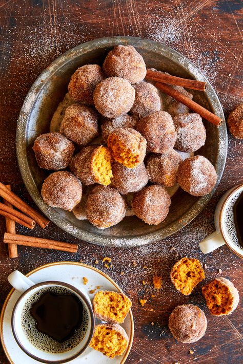 Pumpkin Donut Holes - The most irresistible mini pumpkin muffins smothered in cinnamon sugar goodness! Perfect for breakfast, lunch + dinner! Damn Delicious Recipes, Pumpkin Donut Holes, Mini Pumpkin Muffins, Pumpkin Donut, Curry Ramen, Donut Holes, Mini Muffin Pan, Pumpkin Muffins, Quick Breads