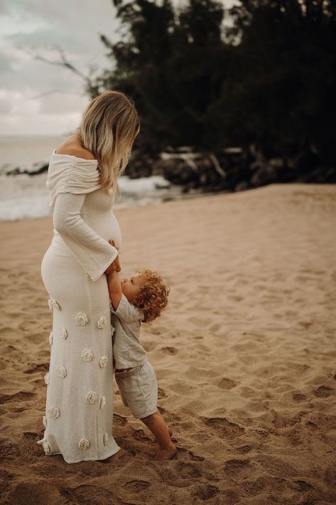 Create unforgettable Maui maternity photos with a flowy Hawaii-inspired dress that’s perfect for beach vibes! These Hawaii family beach picture ideas capture the warmth and beauty of your growing family in a setting as breathtaking as the moment itself.Don’t forget to save this pin and see more photos of my Hawaii beach family photoshoots and Maui maternity photos on IG @rodrigomoraesphotography. Family Photo Outfits Hawaii, Family Photos Hawaii, Hawaii Family Photoshoot, Beach Pictures Outfits, Jeans Date Night Outfit, Family Beach Pictures Outfits, Fun Family Photoshoot, How To Wear Uggs, Photos In Hawaii