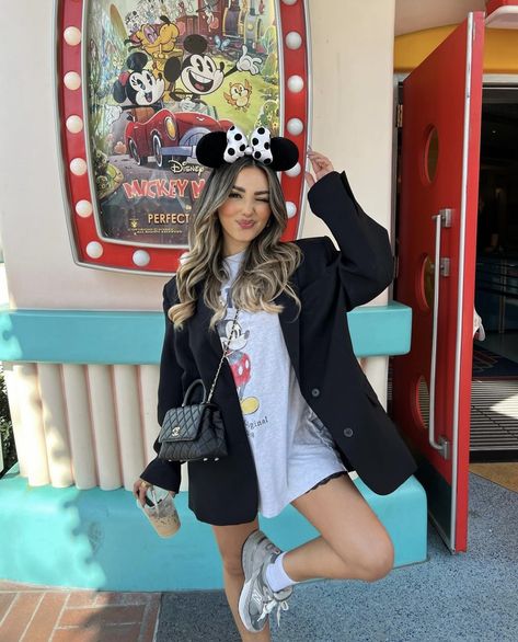 Disney Winter Outfits, Disney Poses, Disney Trip Outfits, Disney Outfits Women, Japan Outfits, Theme Park Outfits, Disney Themed Outfits, Cute Disney Outfits, Disneyland Photos