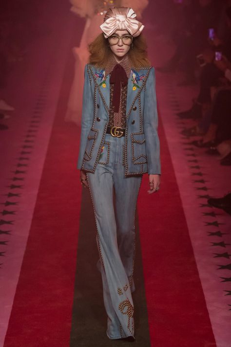 Gucci Spring 2017 Ready-to-Wear Collection - Vogue Gucci Spring 2017, Bi Fashion, Gucci 2017, Gucci Runway, Gucci Suit, 90s Runway Fashion, Gucci Spring, Runway Fashion Couture, Runway Outfits