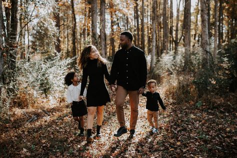 Black Family Photoshoot, Fall Picture Outfits, Fall Photoshoot Family, Fall Family Photoshoot, Fall Family Photography, Family Photo Colors, Fall Photo Shoot Outfits, Autumn Family Photography, Family Photoshoot Poses