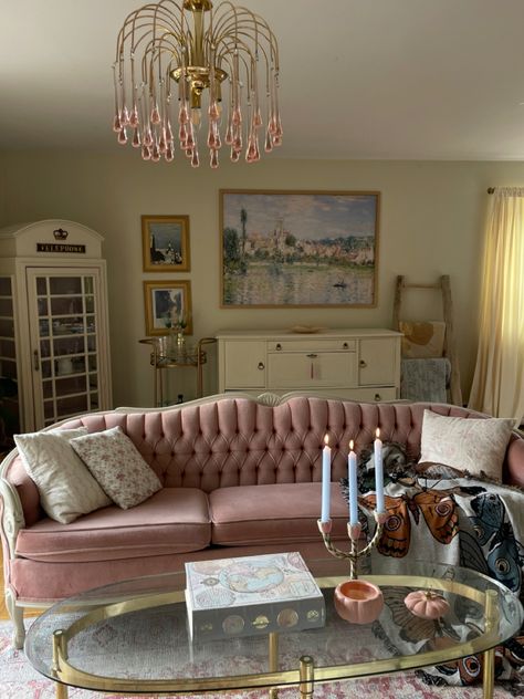 Living Room Inspiration Feminine, Blush Pink Velvet Couch, Feminine Vintage Home Decor, Light Pink Couch Living Room, Vintage Pink Couch, Pink Velvet Couch Living Room Ideas, Couches Aesthetic, Pink Sofa Aesthetic, Pink Vintage Couch