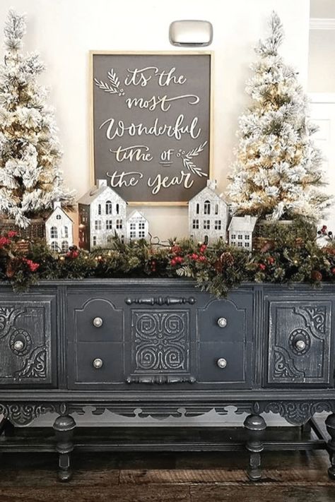 The Best Farmhouse Christmas Decor Inspiration - A huge collection of Farmhouse Christmas Decor inspiration that is completely on-trend, showcasing neutral color palettes with natural materials. #farmhousedecor #christmasdecor #farmhouse #farmhousechristmas #holidayfarmhouse #christmasfarmhousedecor #christmasdecoratingideas #xmasfarmhouse #holidaydecorations #christmasporch #holidaydecor #diychristmasdecor #christmasgarland #christmastabledecor #christmasdecorations #farmhousexmas #neutralchris Rustic Farmhouse Christmas, Christmas Decoration Ideas, Xmas Deco, Farmhouse Ideas, Farmhouse Christmas Decor, Noel Christmas, Christmas 2019, Holiday Decorating, Country Christmas