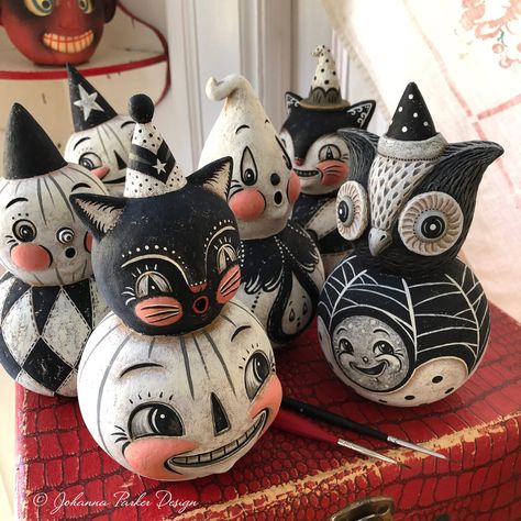 Halloween Gourds, Vintage Halloween Images, Spooky Things, Halloween Folk Art, Johanna Parker, Diy Halloween Decor, Cat Figurines, Halloween Crafts Decorations, Vintage Halloween Decorations