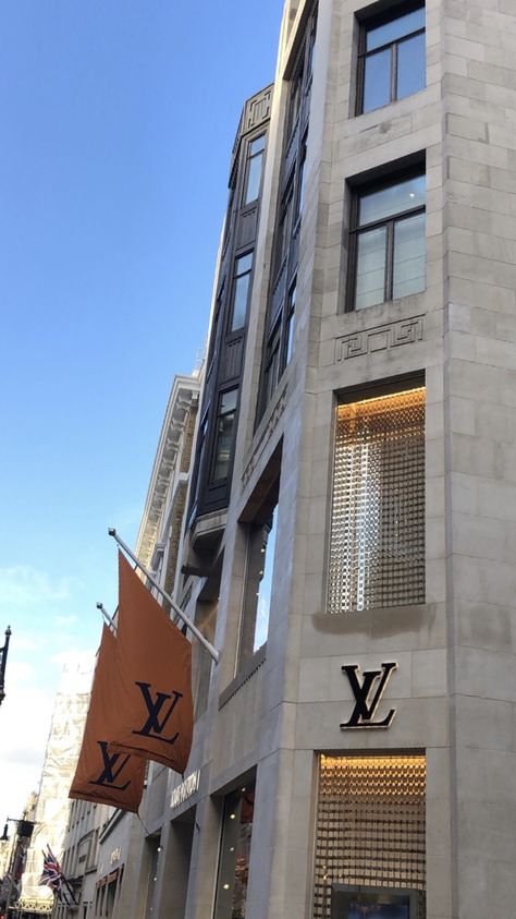 Louis Vuitton Store in London. #Oldmoney #boujee #moneyaesthetic #aesthetic #london #shopping #londonshopping London Shopping Aesthetic, Rich Vibes, Aesthetic London, Louis Vuitton Store, London Shopping, Future Apartment Decor, Future Apartment, Luxury Aesthetic, Old Money Style