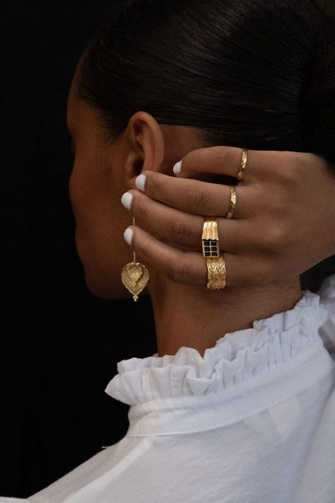 Gold Ring Stacking Ideas, Jewellery Shoot Ideas, Jewelry Shoot Ideas, Jewellery Fashion Shoot, Jewelry Shoot, Jewelry Mood Board, Jewellery Photography Inspiration, Jewelry Product Shots, Creative Jewelry Photography