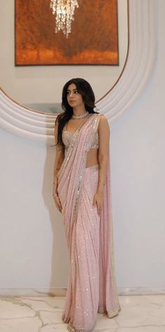 Saree Wedding Simple, Saree Outfit Ideas Simple, Saree Idea For Wedding, Aesthetic Sarees For Wedding, Sari Modern Style, Saris For Farewell, Pink Saare Aesthetic, Saree For Shaadi, Farewell Indian Outfit