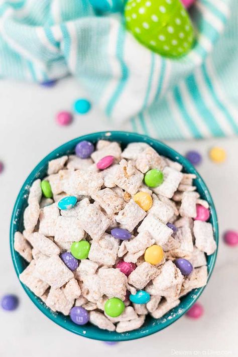 Easter Puppy Chow is fun to make and so delicious. Make this an annual tradition and make Easter muddy buddies for Spring! Original Puppy Chow Recipe, Easter Bunny Chow, Easter Puppy Chow, Bunny Bait Recipe, Easter Muddy Buddies, Easy Easter Snacks, Easter Snack Mix, Puppy Chow Christmas, Puppy Chow Recipe