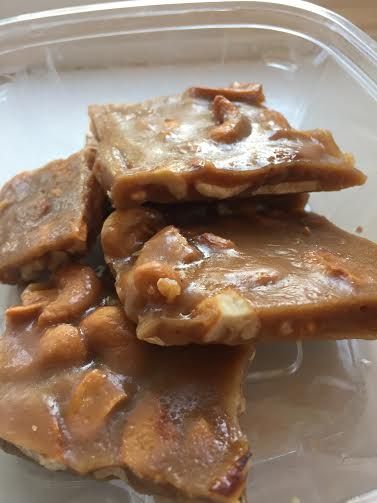 Cashew Crunch Recipe, Cashew Crunch, Crunch Recipe, Brittle Recipes, Cookies Bars, Candy Recipes Homemade, Christmas Candy Recipes, Nut Recipes, Amish Recipes