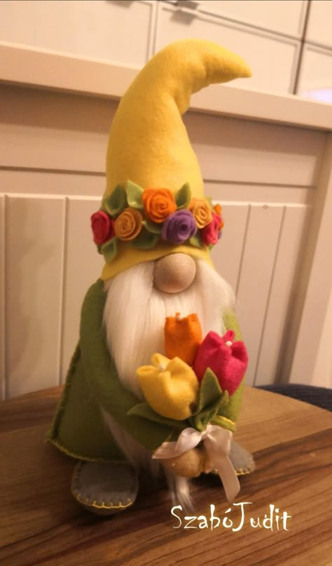 Spring Gnomes Diy How To Make, Spring Gnomes Diy, Spring Gonk, Felt Gnomes, Spring Gnomes, Gnomes Diy, Fairy Crafts, Scandinavian Gnomes, Easter Projects