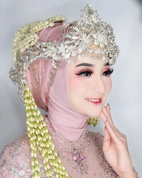 Burgundy Wedding Makeup, Wedding Makeup For Bride, Makeup Pengantin Muslim, Makeup For Bride, Pose Pengantin, Bridal Hijab Styles, Gaun Dress, Wedding Makeup Bride, Muslimah Wedding