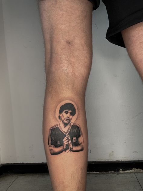 Maradona Tattoo, Tattoo Maker, Old School Tattoo, Tiny Tattoos, Small Tattoos, Fifa, Portrait Tattoo, Tatting, Tattoo Designs