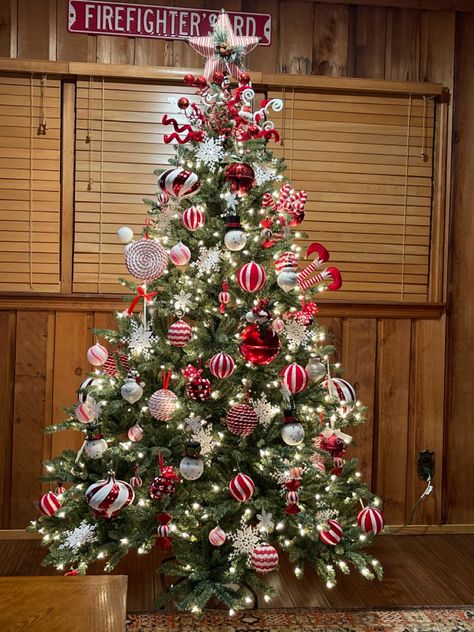 Christmas Tree Ideas Snowy Tree, Christmas Tree Red Green And White, Silver Gold And Red Christmas Tree, Christmas Decorations On A Budget, Birthing Plan, Easy Diy Christmas Decorations, Decorations On A Budget, Scandinavian Christmas Trees, Christmas Tree Inspo