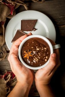 Premium Photo | Homemade peppermint mocha with candy canes, whipped cream and mint syrup Drinks Hot Chocolate, Hot Chocolate Art, Macaron Chocolate, Homemade Peppermint Mocha, Aesthetic Chocolate, Healthy Popsicle Recipes, Sipping Chocolate, Chocolate Aesthetic, Whipped Honey