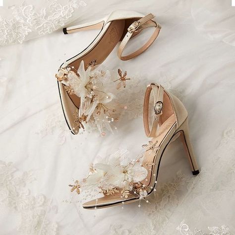 Cream Wedding Shoes, Gold Flower Heels, Beautiful Wedding Shoes Brides Heels, Wedding Shoes Flowers, Wedding Shoes Indian, Elegant Wedding Shoes Brides, Wedding Heels Gold, Gold Wedding Heels, Wedding Shoes Bride Heels