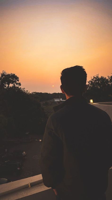 Sunset Boys Pics, Boy Pictures Aesthetic, Happy Man Photography, Cool Dp For Boys, Dp For Instagram Boys, Boys Photoshoot Poses, Sunset Poses, Professional Profile Pictures, Dp For Boys