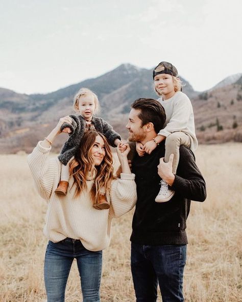 Fall Family Outfits, Family Portrait Outfits, Cute Family Pictures, Cute Family Photos, Winter Family Photos, Fall Family Portraits, Family Photoshoot Poses, Fall Family Photo Outfits, Family Portrait Poses