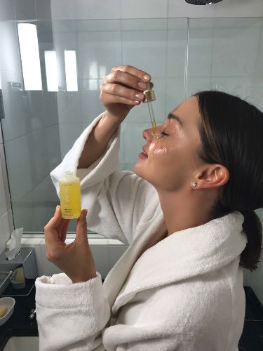 Capturing the Old Money Aesthetic in Skincare and Makeup l Spa l Wellness l clean girl Pregnancy Skincare, Vogue Beauty, Healthy Girl, Gua Sha, Miranda Kerr, Facial Oil, Face Oil, White Outfits, Beauty Secrets