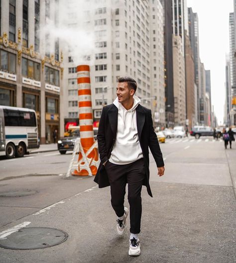 FASHION FOR MEN - LIFESTYLE on Instagram: “So happy to be back #newyork 🇺🇸 📸 @junesixtyfive #newyork #newyorkbaby #manhattan” Winter Photos Instagram, New York Mens Street Style, New York Mens Fashion, Nyc Photoshoot Ideas, New York Photo Ideas, New York Lifestyle, Mens Photoshoot, Nyc Photoshoot, Men Lifestyle