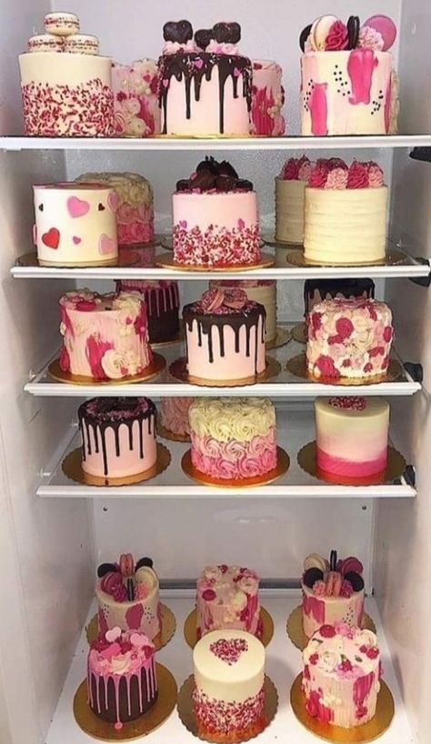 Case Cake Ideas, Mini Cakes With Macarons, Valentines Day Desserts Cake, Mini Personal Cakes, Valentine’s Cupcakes Ideas, Mini Valentines Cakes, Mini Cakes Decorating Ideas, Cake Shop Ideas, Valentine’s Day Mini Cakes