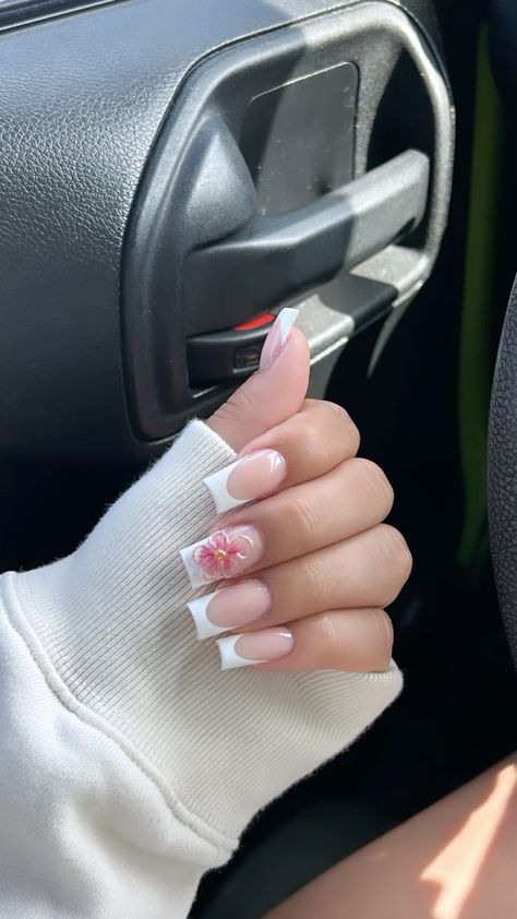 3d Flower Nails With French Tip, Nail Inspo Square Flower, Acrylic Nail Set Ideas Simple, Classic Short Square Nails, Short French Tip With 3d Flower, French Tip With One Nail Different, Cute Simple Square Acrylic Nails, French With 3d Flower Nails, Latina Square Nails