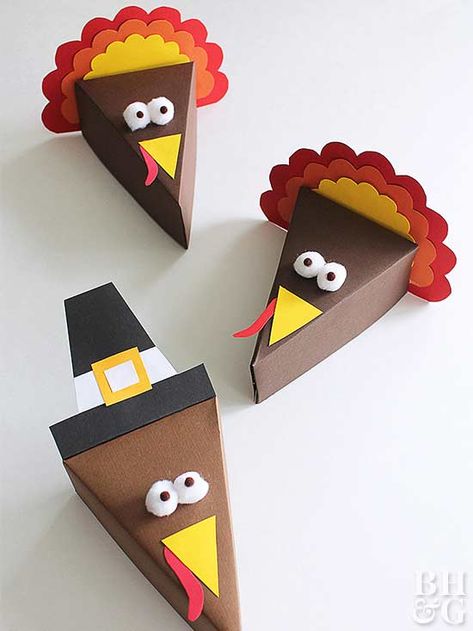 Send home those extra slices in these adorable DIY pie boxes. Pilgrims Thanksgiving, Diy Pie, Easy Diy Thanksgiving Decorations, Pie Table, Thanksgiving Gifts Diy, Thanksgiving Crafts For Toddlers, Thanksgiving Garland, Pie Box, Thanksgiving Crafts Preschool