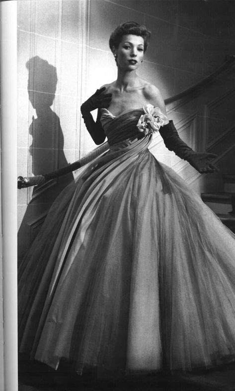 Christian Dior: "La Cigale" dress f/w 1952-53. Description from pinterest.com. I searched for this on bing.com/images Dior 1950s, Vestidos Retro, Glamour Vintage, Dior Collection, Dior Dress, Fifties Fashion, Look Retro, Fashion 1950s, Moda Paris