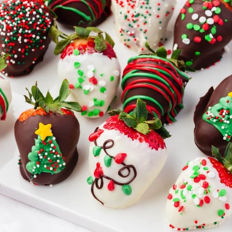 Discover the joy of Christmas with this delicious chocolate covered strawberries recipe! These treats are perfect for sharing to add some holiday cheer. Decorated Strawberries Chocolate Covered, Christmas Desserts Strawberry, Xmas Chocolate Covered Strawberries, Christmas Chocolate Strawberries, Christmas Chocolate Covered Treats, Christmas Dipped Strawberries, Chocolate Dipped Strawberries Christmas, Strawberry Christmas Desserts, Christmas Covered Strawberries