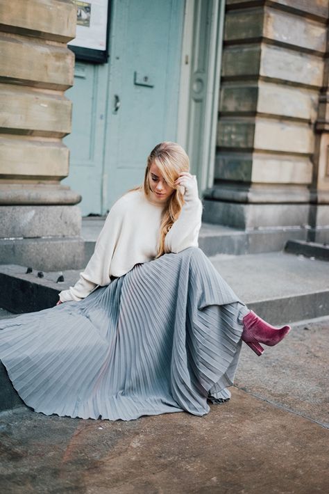 Diy Circle Skirt, Windy Skirts, French Chic Fashion, Styling Hacks, Dress Sites, Accordion Skirt, Pleated Fashion, Maxi Sweater, Winter Styling