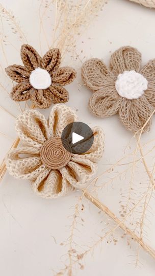 Deco Flowers, Jute Flowers, Diy Flores, Diy Burlap, Decoupage Diy, Handmade Flowers Fabric, Paper Ribbon, Burlap Flowers, Pumpkin Crafts