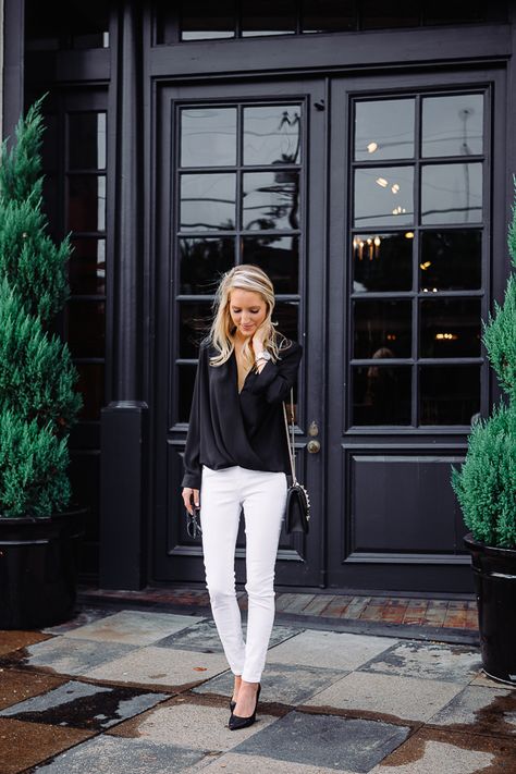 Black + White. Black Wrap Top, White Pants Outfit, White Jeans Outfit, Flattering Tops, Summer Work Outfits, Inspired Outfits, White Pants, Office Outfits, Trench Coats