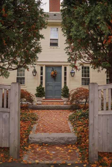 Fall Homes in Kennebunk, Maine - Queen Bee New England Fall House, Cozy Homes Aesthetic, Colonial New England Aesthetic, New England House Aesthetic, Cozy New England Home, Cozy Homes Exterior, New England Aesthetic Home, England House Aesthetic, New England Home Aesthetic