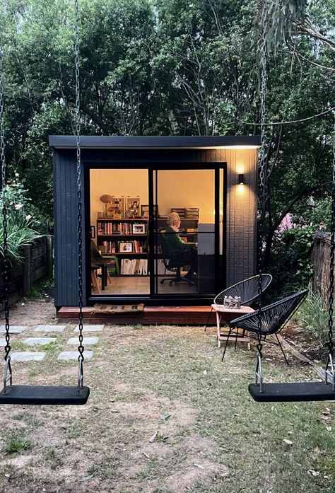 Design to enjoy natural light all day. Garden Art Studio, Garden Studio Ideas, Backyard Studio Shed, Studio Backyard, Garden Office Ideas, Small Garden Office, Backyard Office Shed, Office Music, Garden Pods