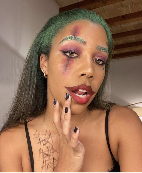 Black Woman Joker Costume, Girl Joker Makeup Halloween, Joker Eye Makeup, Joker Smile Makeup, Joker Makeup Women, Joker Woman Makeup, Joker Women Costume Diy, The Joker Makeup Women, Simple Joker Makeup