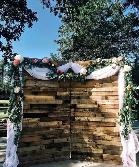 35+ Easy DIY Wedding Backdrops on a Budget - HubPages Diy Rustic Backdrop, Diy Wedding Backdrops, Fairy Light Backdrops, Wedding Backdrop Ideas, Wedding Backgrounds, Rustic Wedding Backdrops, Pallet Wedding, Wooden Backdrops, Wedding Reception Backdrop