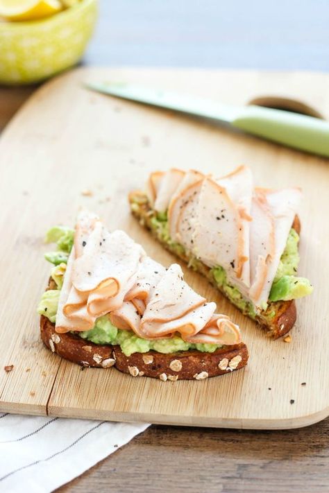 Breakfast For Busy Mornings, Slow Roasted Turkey, Savory Breakfast Recipes, Avocado Dessert, Plats Healthy, Avocado Toast Recipe, Grain Bread, Dinner Appetizers, Whole Grain Bread