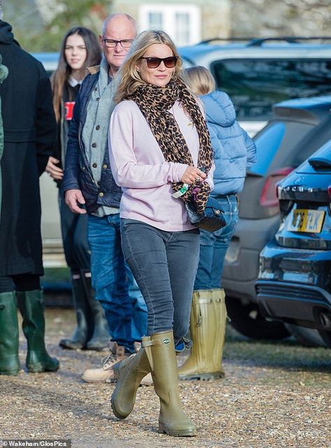 Kate Moss joins Primrose Hill set to ring the festive period in style | Daily Mail Online Walking Outfits For Women, Wellington Boots Outfit, Le Chameau Wellies, Moss Fashion, Kate Moss Style, Wellies Rain Boots, Queen Kate, Walking Outfits, Waxed Cotton Jacket