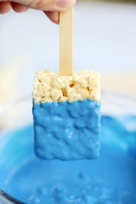 Gummy Shark Rice Krispies treats are the perfect snack for Shark Week! They are easy for kids to make and customize with melting chocolate, gummy sharks and sprinkles! Gummy Shark, Gummy Sharks, Shark Snacks, Party Cake Table, Peanut Butter Truffles, Shark Themed Birthday Party, Shark Cake, Rice Krispies Treats, Krispy Treats