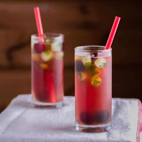 This Cherry Vanilla Iced Tea is sure to kill your thirst in a most refreshing and exciting way. Juicy cherry simply belongs to the summer, vanilla stevia gives an elegant hint of this staple flavor while lime juice plays an important role in freshening the flavors with a prominent yet smooth kick of citrus. Best Iced Tea Recipe, 5 Ingredients Or Less, Cherry Vanilla, Fruit Fresh, Iced Tea Recipes, 5 Ingredient Recipes, Keto Drink, Low Carb Vegan, Peppermint Tea