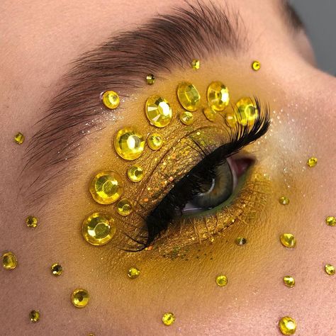 🕷CHARLOTTE BARKER on Instagram: “Yellow goodness 💛✨🍋🌼 ————————————————— EYES @morphebrushes X @jamescharles palette  @peachesmakeup starlight pigment  @lashesby.lucy X…” Yellow Rhinestone Makeup, Disco Makeup, Glittery Eye Makeup, Rhinestone Makeup, Makeup Glitter, Thick Brows, Halloween Makeup Inspiration, Yellow Glitter, Glitter Makeup