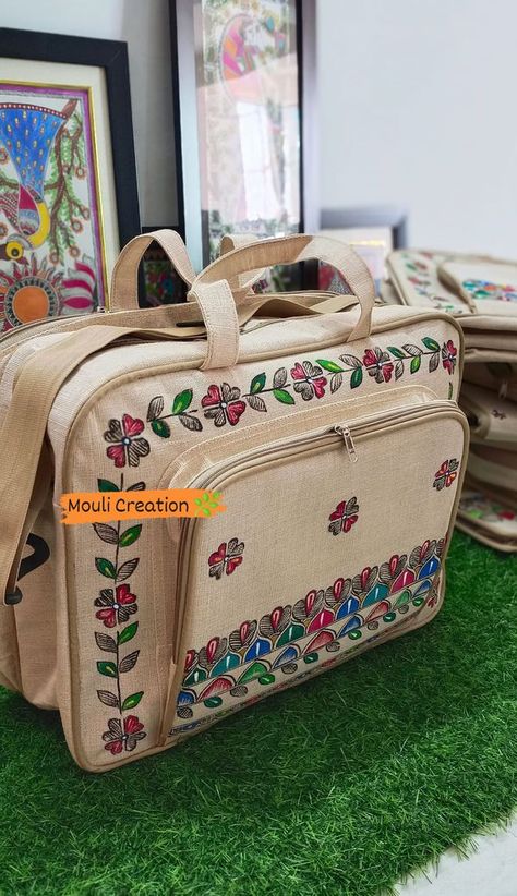 Painted Laptop, Jute Bags Design, Painting Indian, Painted Bags, Madhubani Art, Madhubani Painting, Art N Craft, Jute Bags, Carpet Design