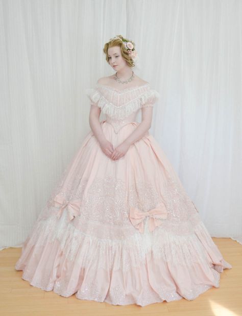 Angela Clayton Evening Gown 1860 -7872 1890s Day Dress, Victorian Ball Gowns, 1860s Dresses, 19th Century Fashion, Old Dresses, Vintage Gowns, Historical Dresses, Moda Vintage, Historical Fashion