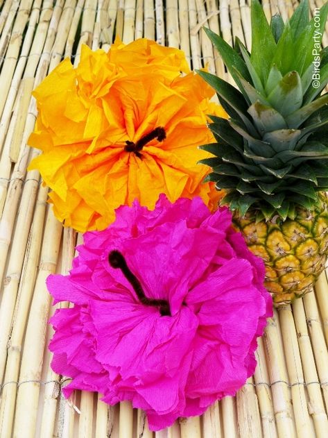 hibiscus poms tutorial Hawai Party, Diy Party Ideas, Birthday Luau, Luau Decorations, Aloha Party, Hawaiian Luau Party, Luau Birthday Party, Hawaiian Birthday, Fiesta Tropical